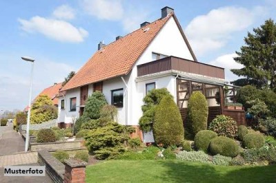 Freistehendes Einfamilienhaus, Terrasse und Carport