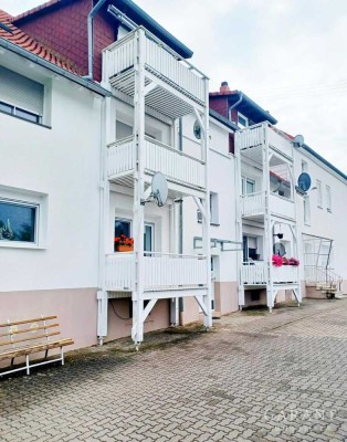 Erdgeschosswohnung mit Balkon und zwei Stellplätzen