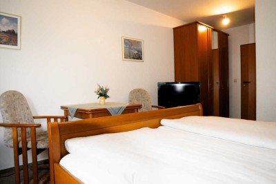 Top-Investment: Café, Apartments & TG-Stellplatz - Teil- oder Gesamtkauf möglich!