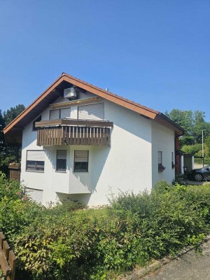Helle 3 Zimmer DG Wohnung (1. OG) mit Balkon/Garage/Garten/Stellplatz in Gönningen