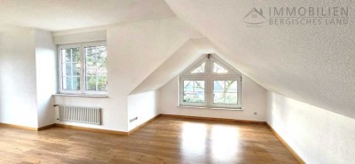 SCHÖNE DACHGESCHOSSWOHNUNG MIT LOGGIA IM RUHIGEN 3-FAM.-HAUS