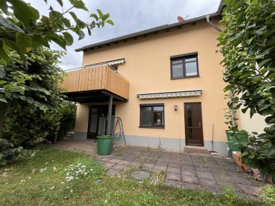 Gepflegte, großzügige DHH, u. a. mit Wohn-UG (Elw.), Balkon, Terrasse, Stellplatz u. Garage