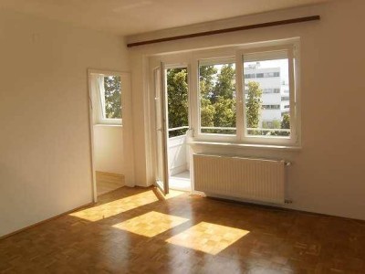 Studentenhit für TU Studierende - Wunderschöne 34m2 Wohnung im 4. Stock mit riesigem Balkon, inkl. Parkplatz, neben TU Graz Inffeldgasse, keine Provision