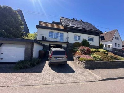 Traumhaftes Zweifamilienhaus mit Weitblick – 6 Zimmer, 3 Bäder, großer Garten und Doppelgarage