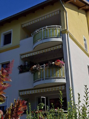 4-Zimmer Wohnung mit Garten und Parkplätzen
