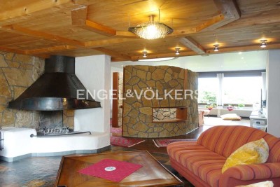 Bestens gepflegter Bungalow mit zwei bis drei Wohneinheiten, umrahmt von einer grünen Oase der Ruhe