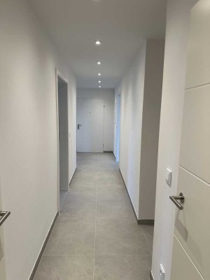 Erstbezug nach Sanierung: große 3-Zimmer-Wohnung mit Einbauküche und Dachterasse