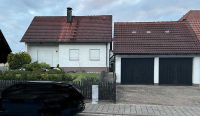 Freistehendes Einfamilienhaus Massivbauweise mit Keller und Doppelgarage in Herzogenaurach Lohhof
