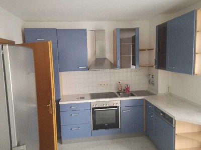 Großzügige helle 4 Zimmer Wohnung mit Balkon und Einbauküche