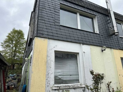 Stark Sanierungsbedürftige Doppelhaushälfte mit Einliegerwohnung und großem Grundstück