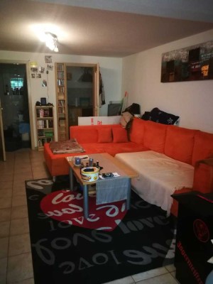 Ca. 36 m² Apartment mit eingerichteter Küche, Diele und Badezimmer.