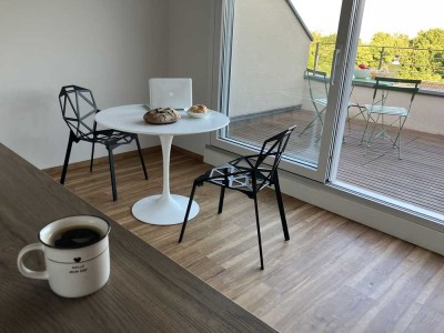 Erstbezug nach Sanierung und Einbauküche: Stilvolle 2-Zimmer-DG-Wohnung mit geh. Innenausstattung