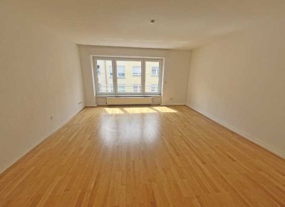 3639 - Renovierte 4,5-Zimmerwohnung mit 2 Balkonen in attraktiver Innenstadtlage!