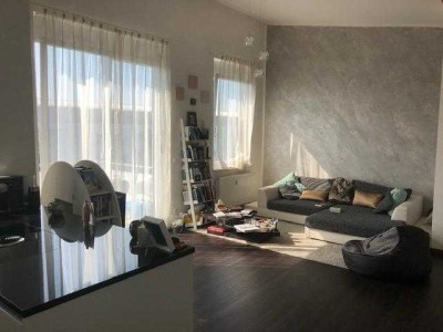 Geschmackvolle, vollst. renovierte 3-Raum-DG-Wohnung mit lux. Innenausstattung mit Balkon und EBK