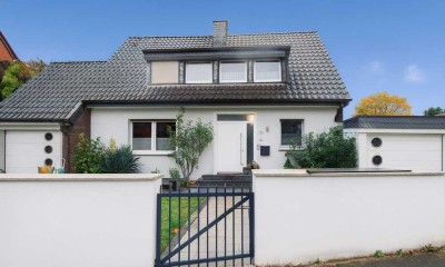 Freistehendes Einfamilienhaus in Meerbusch-Osterath mit Pool, Kamin und 2 Garagen