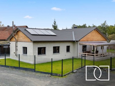 Barrierefreier Neubau! Exklusiver Bungalow mit großem Garten, überdachter Terrasse und Lagerhalle