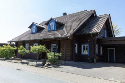 Schönes Leben in Holz und Licht – Blockhaus mit Garten in ruhiger Lage
