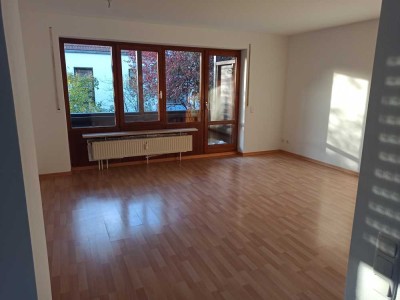 Stilvolle, vollständig renovierte 3-Zimmer-Wohnung mit Balkon und EBK in Augsburg