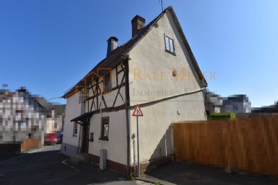 * Weilburg-Kubach! Sanierungsbedürftiges Fachwerkhaus mit Scheune! *