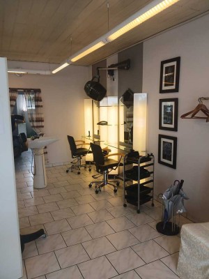 Ladenlokal (Friseurgeschäft aktuell), Parkplätze vorm Geschäft, barrierefrei, VB