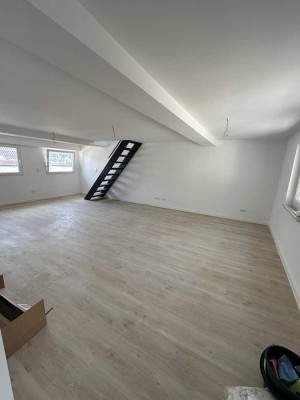 Kernsanierte, helle 3-Zimmer-Wohnung mit besonderem Charme und Stellplatz inklusive