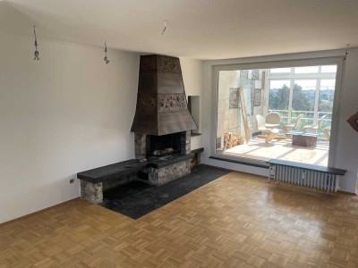 *** 3-4 Zimmer Penthouse Whg. + großes Badezimmer, großes Wohnzimmer + Balkon ***