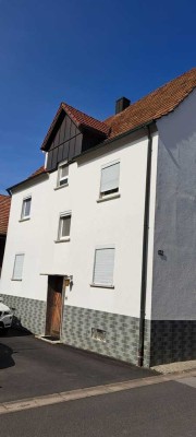 Renovierungsbedürftiges 7-Zimmer Haus mit 3 Wohnungen und Scheune
