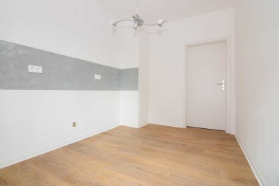 *ALLES NEU: frisch renovierte 2-Raum-Wohnung mit hochmodernem Bad, tollem Balkon und Gartennutzung*