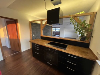 Einziehen und wohlfühlen: 3-Zimmer-Wohnung mit Dachloggia und Garage