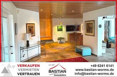 Architektur mit Anspruch: Eleganter Bungalow mit Garten, Doppel-Garage, ELW und vielen Extras!