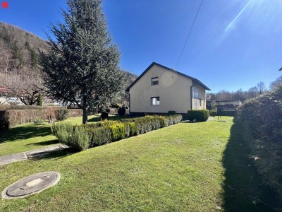 Idyllisches Gartenparadies mit Garage