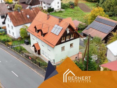 Drei Etagen Wohnfreude – Zweifamilienhaus mit Hof, Nebengebäuden und stilvoller Maisonettewohnung