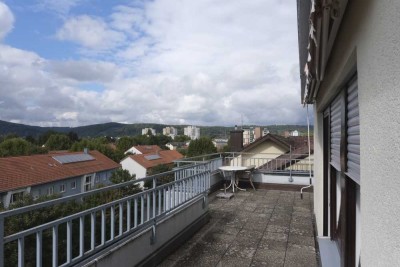 Schöne, helle Wohnung mit großem Balkon