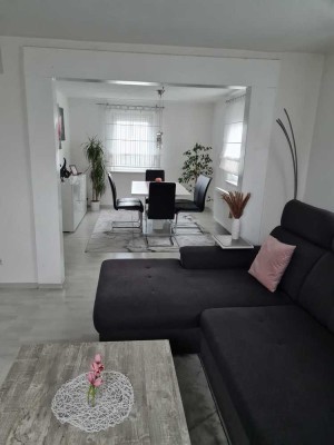 Freistehendes 2 Familienhaus möbiliert mit Garage, Carport und Garten zu