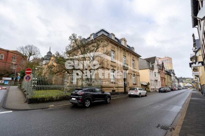 Großzügige Wohnung in denkmalgeschützter Villa!