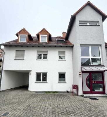 Schöne DG-Wohnung mit Balkon und Blick ins Grüne