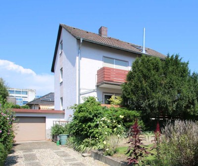 Schönes Zweifamilienhaus mit Garage in Groß-Gerau