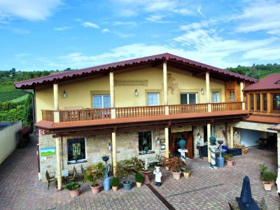 Wohnen mit Stil und Flair... schicke Mietwohnung mit EBK, Carport und 2 Balkonen