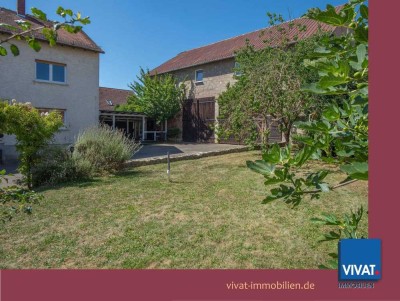 Zwischen Ortskern und Feldrand: Generationen- oder Familienhaus mit großer Scheune.