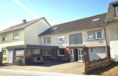 Zweifamilienhaus mit sonnigen Freisitzen, Garage, Carport und großem Gartengrundstück!