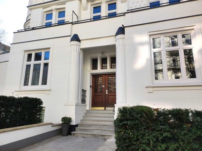 6 Zimmer Wohnung, frisch saniert, 1. OG, 2 Bäder, 4 Balkone!