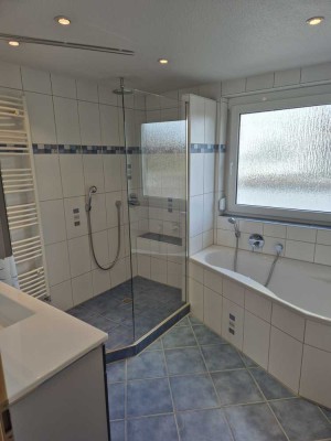 Moderne, gepflegte und helle 2-Zimmer-EG-Wohnung mit Einbauküche