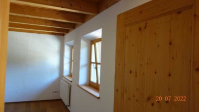 Neuwertige Wohnung mit zwei Zimmern sowie Balkon und EBK in Dietramszell
