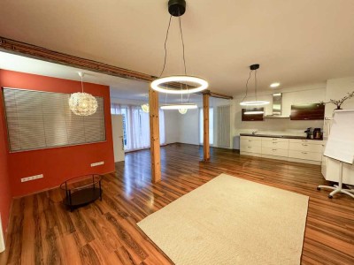 Loftartige Altbauwohnung im ruhigen Hinterhaus, grüne Hofanlage in der Ortsmitte