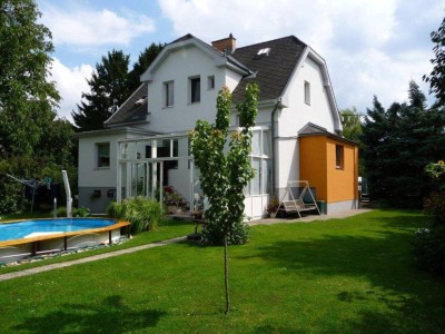 Ruhig gelegenes Einfamilienhaus mit gepflegtem Garten, Garage und Pool