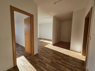 *Erschwingliche FAMILIENWOHNUNG* mit Badewanne, Loggia und 4 Zimmern möchte IHR neues Zuhause sein