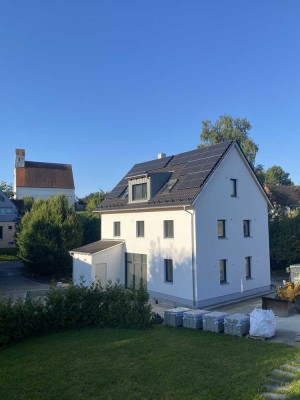 ERSTBEZUG: Sonnendurchflutete EG-Wohnung mit Terrasse und Garten in Aichach