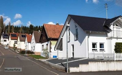 Einfamilien-Doppelhaushälfte nebst Stall-/Garagengebäude