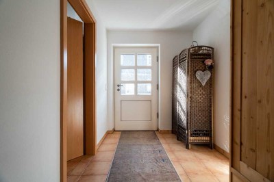 4-Zimmer-Wohnung mit Garten und 2 Garagen