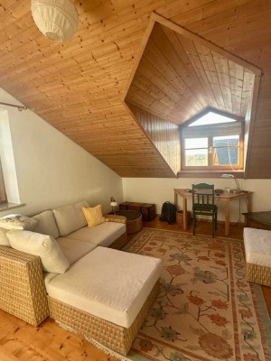 Stilvolle, gepflegte 1,5-Zimmer-Dachgeschosswohnung mit geh. Innenausstattung mit Balkon und EBK